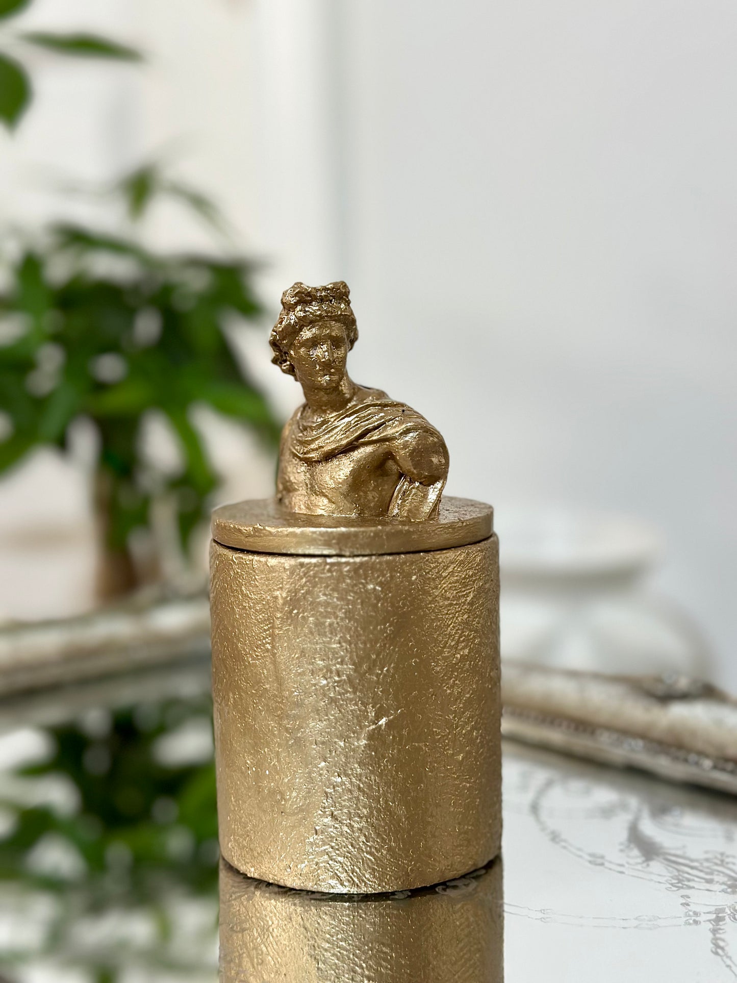 Appolo Luxury Handmade Soy Candle. Perfect Gift For Holidays and Birthdays and also For Home Decor with various scents.