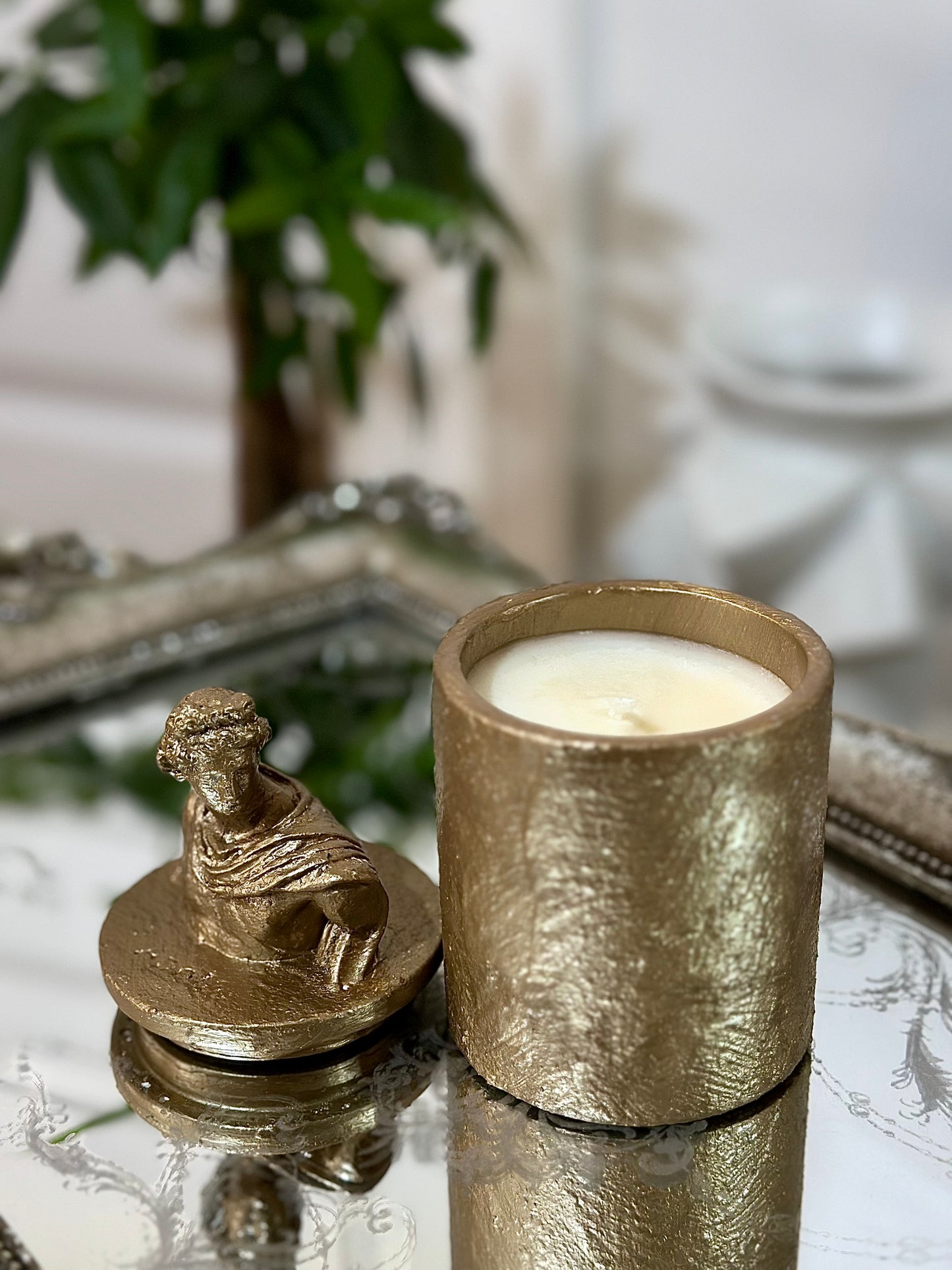 Appolo Luxury Handmade Soy Candle. Perfect Gift For Holidays and Birthdays and also For Home Decor with various scents.